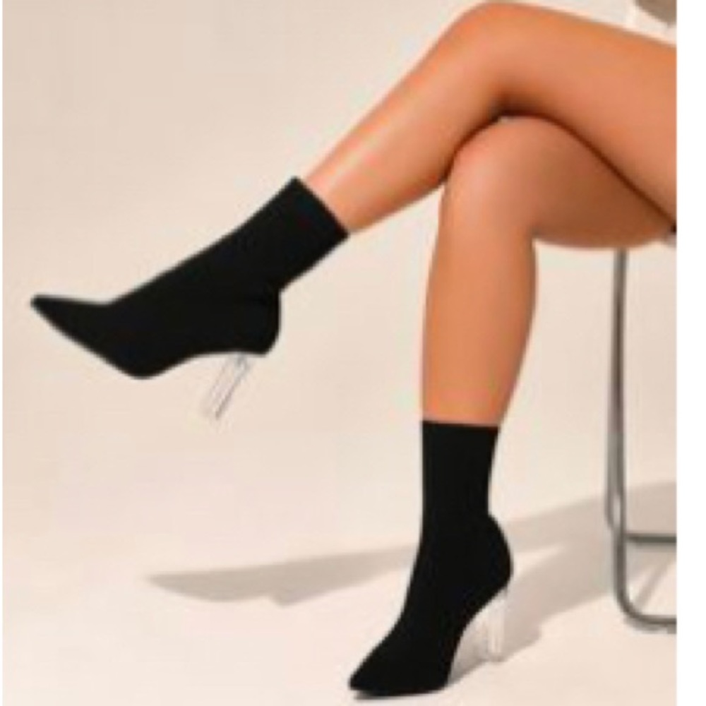 Pointed black heels Used